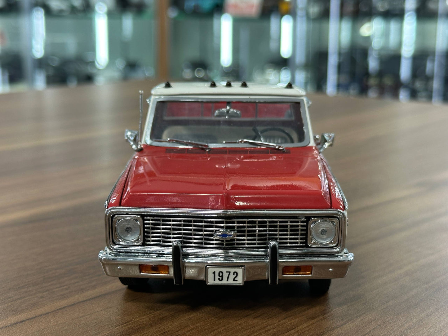 The Franklin Mint Chevrolet Cheyenne 1972 – Red and White – 1:24 Diecast Model (Full opening)