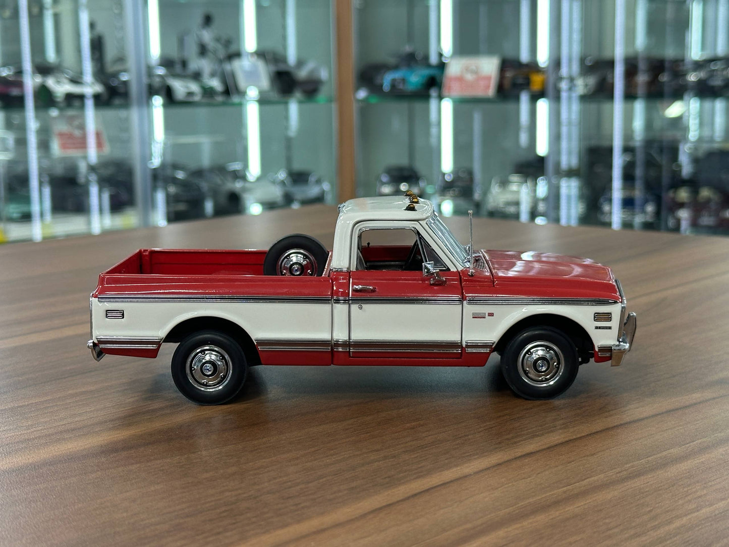 The Franklin Mint Chevrolet Cheyenne 1972 – Red and White – 1:24 Diecast Model (Full opening)