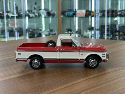 The Franklin Mint Chevrolet Cheyenne 1972 – Red and White – 1:24 Diecast Model (Full opening)