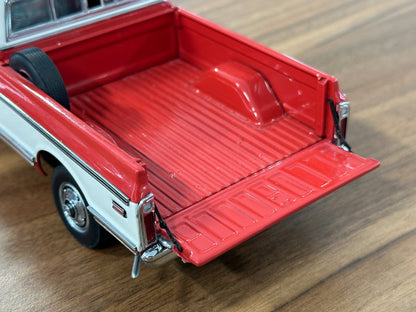 The Franklin Mint Chevrolet Cheyenne 1972 – Red and White – 1:24 Diecast Model (Full opening)