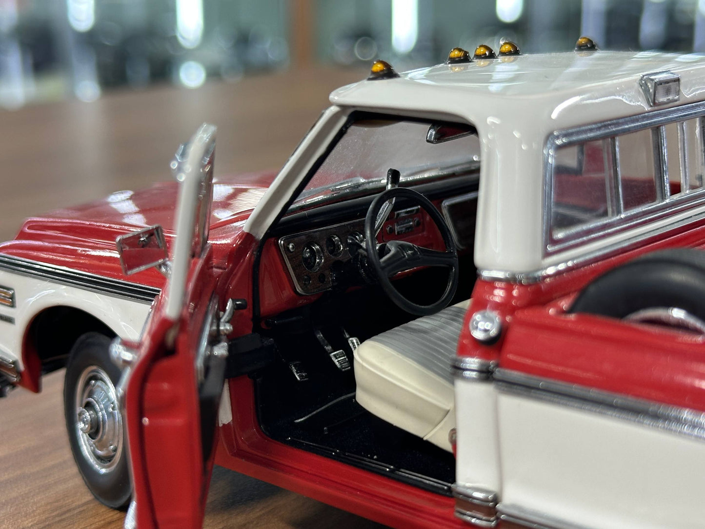 The Franklin Mint Chevrolet Cheyenne 1972 – Red and White – 1:24 Diecast Model (Full opening)