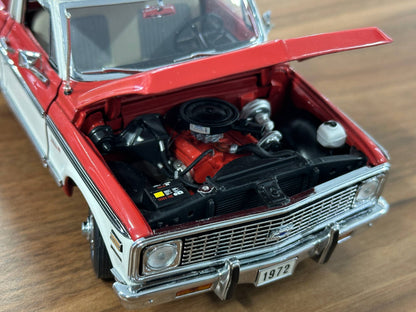 The Franklin Mint Chevrolet Cheyenne 1972 – Red and White – 1:24 Diecast Model (Full opening)