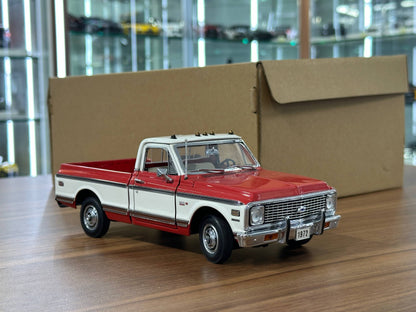 The Franklin Mint Chevrolet Cheyenne 1972 – Red and White – 1:24 Diecast Model (Full opening)
