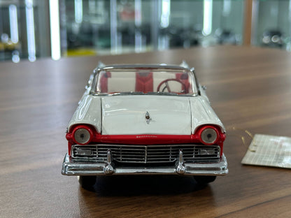 The Franklin Mint Ford Fairlane 500 Skyliner Convertible 1957 – Red and White – 1:24 Diecast Model (Full opening)