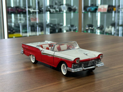 The Franklin Mint Ford Fairlane 500 Skyliner Convertible 1957 – Red and White – 1:24 Diecast Model (Full opening)