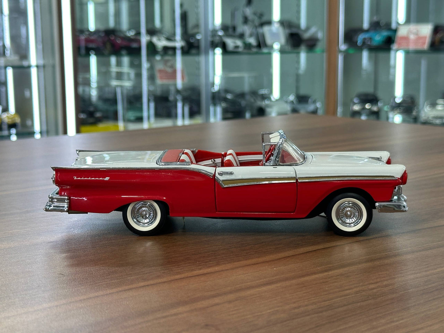 The Franklin Mint Ford Fairlane 500 Skyliner Convertible 1957 – Red and White – 1:24 Diecast Model (Full opening)