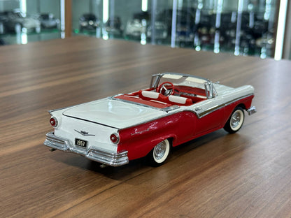 The Franklin Mint Ford Fairlane 500 Skyliner Convertible 1957 – Red and White – 1:24 Diecast Model (Full opening)