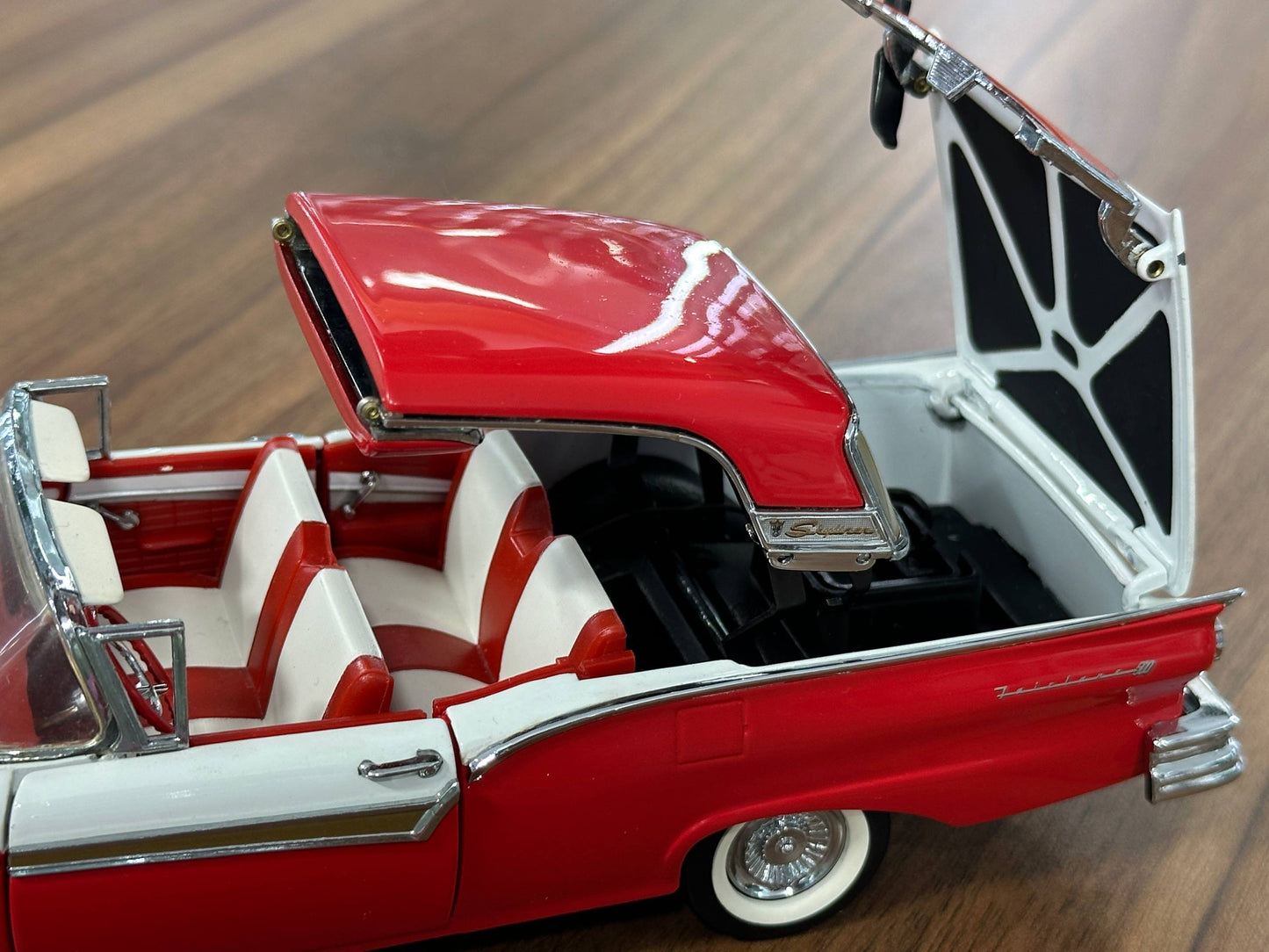 The Franklin Mint Ford Fairlane 500 Skyliner Convertible 1957 – Red and White – 1:24 Diecast Model (Full opening)