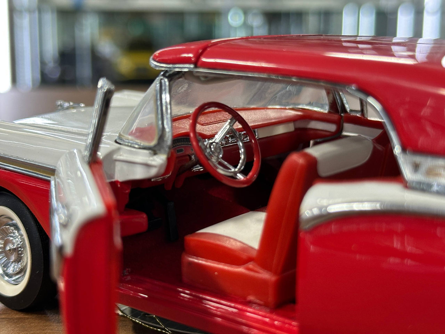 The Franklin Mint Ford Fairlane 500 Skyliner Convertible 1957 – Red and White – 1:24 Diecast Model (Full opening)