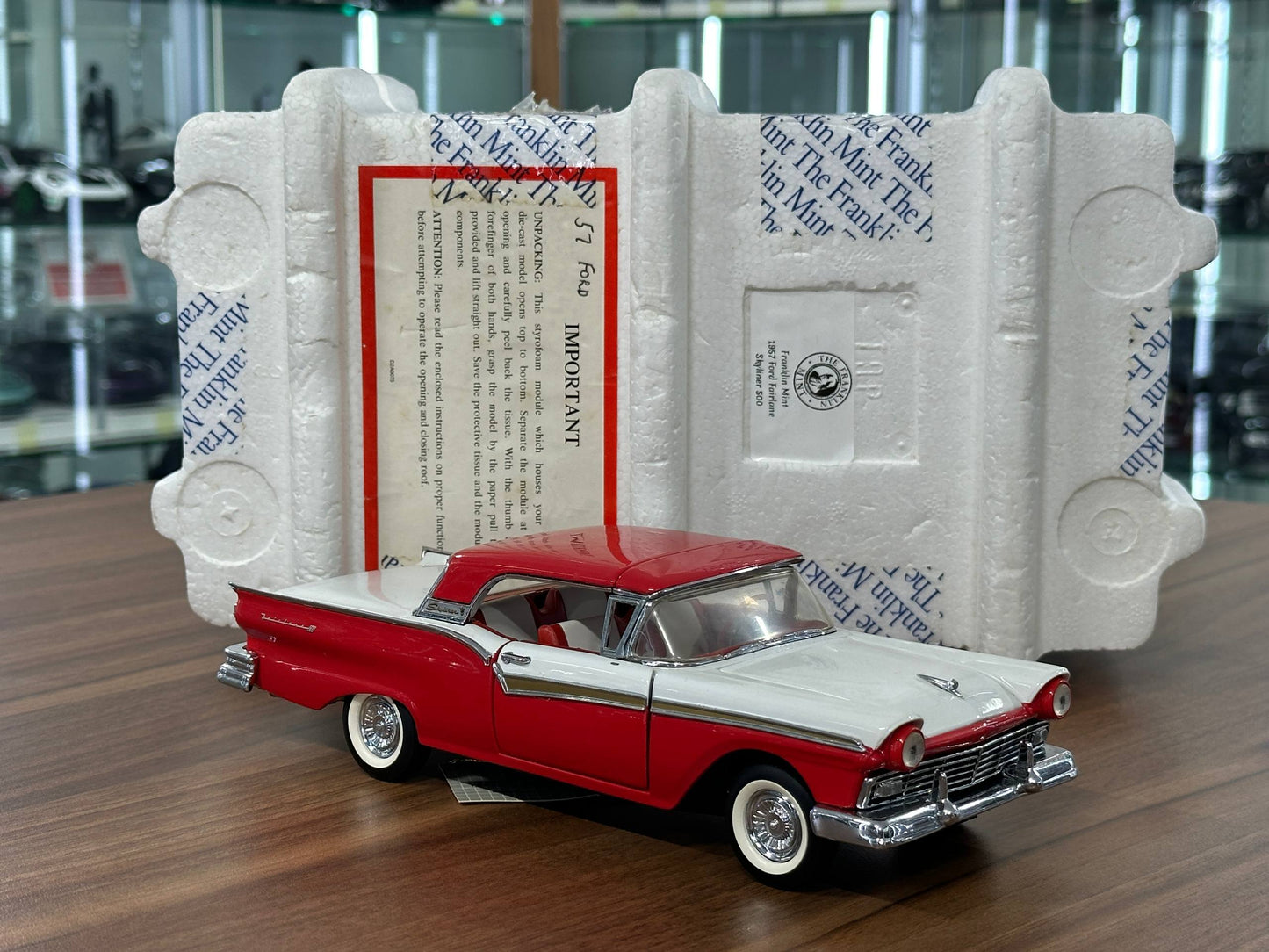 The Franklin Mint Ford Fairlane 500 Skyliner Convertible 1957 – Red and White – 1:24 Diecast Model (Full opening)