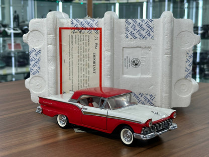 The Franklin Mint Ford Fairlane 500 Skyliner Convertible 1957 – Red and White – 1:24 Diecast Model (Full opening)