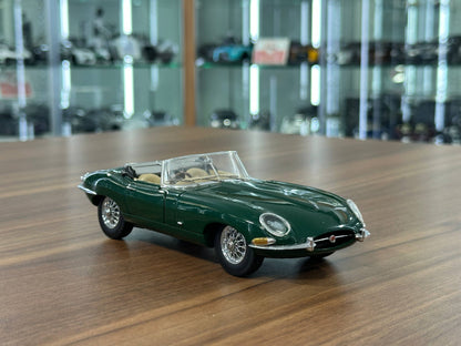 The Franklin Mint Jaguar E-Type 1961 – Dark Green – 1:24 Diecast Model (Full opening)