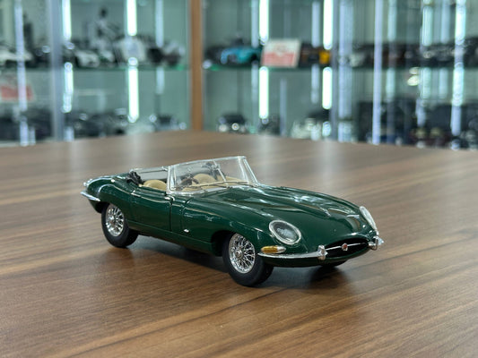 The Franklin Mint Jaguar E-Type 1961 – Dark Green – 1:24 Diecast Model (Full opening)