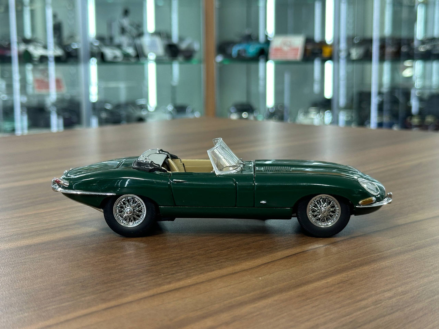 The Franklin Mint Jaguar E-Type 1961 – Dark Green – 1:24 Diecast Model (Full opening)