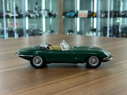 The Franklin Mint Jaguar E-Type 1961 – Dark Green – 1:24 Diecast Model (Full opening)