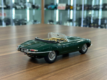 The Franklin Mint Jaguar E-Type 1961 – Dark Green – 1:24 Diecast Model (Full opening)