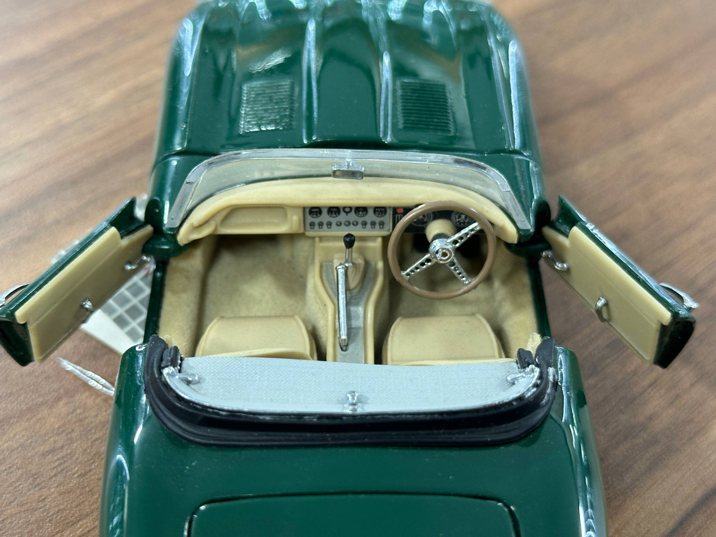 The Franklin Mint Jaguar E-Type 1961 – Dark Green – 1:24 Diecast Model (Full opening)