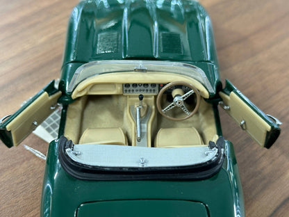 The Franklin Mint Jaguar E-Type 1961 – Dark Green – 1:24 Diecast Model (Full opening)