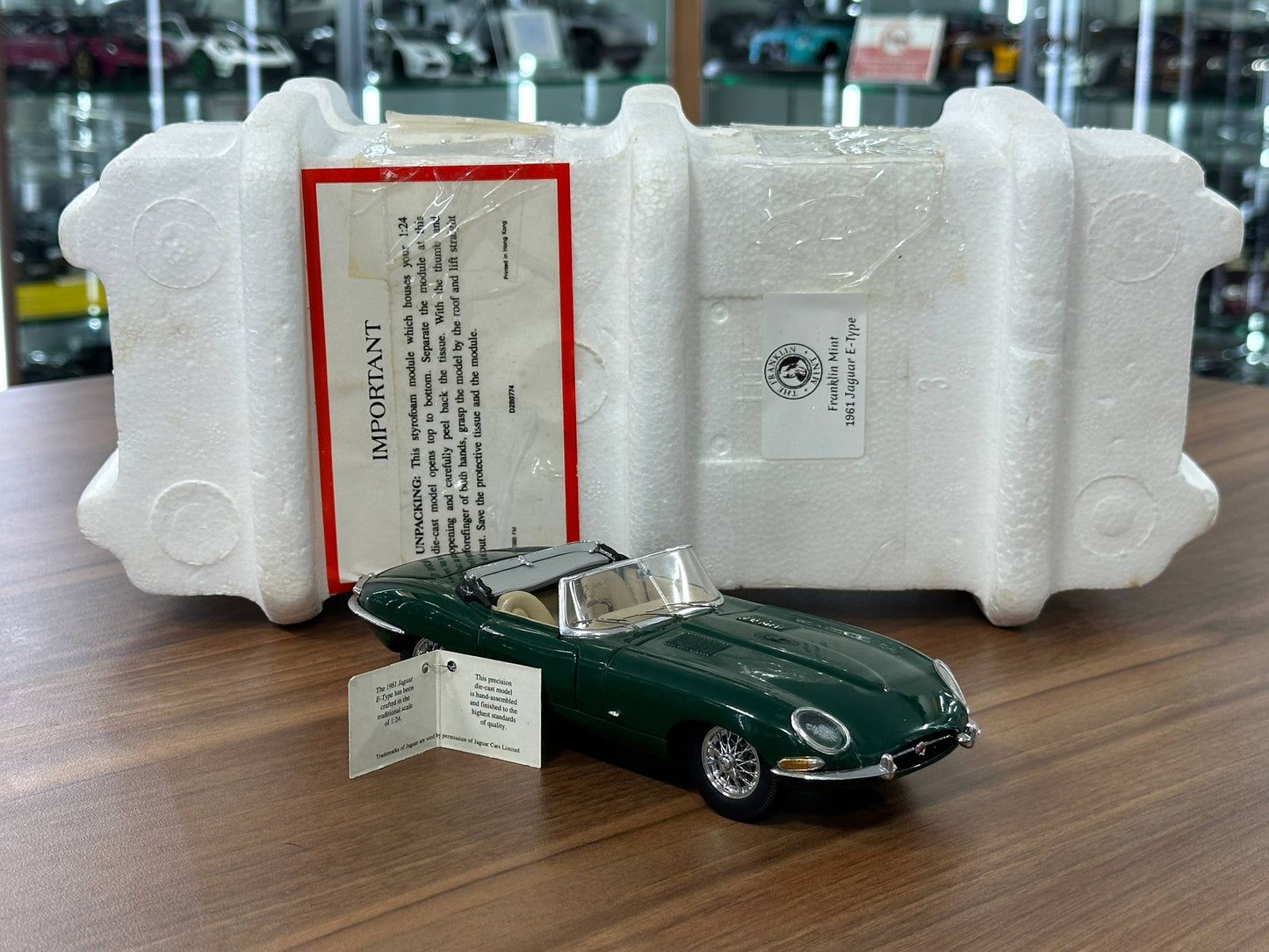 The Franklin Mint Jaguar E-Type 1961 – Dark Green – 1:24 Diecast Model (Full opening)