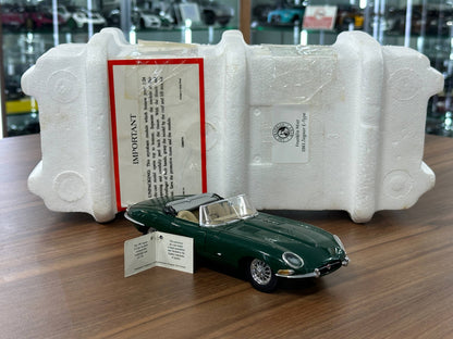 The Franklin Mint Jaguar E-Type 1961 – Dark Green – 1:24 Diecast Model (Full opening)