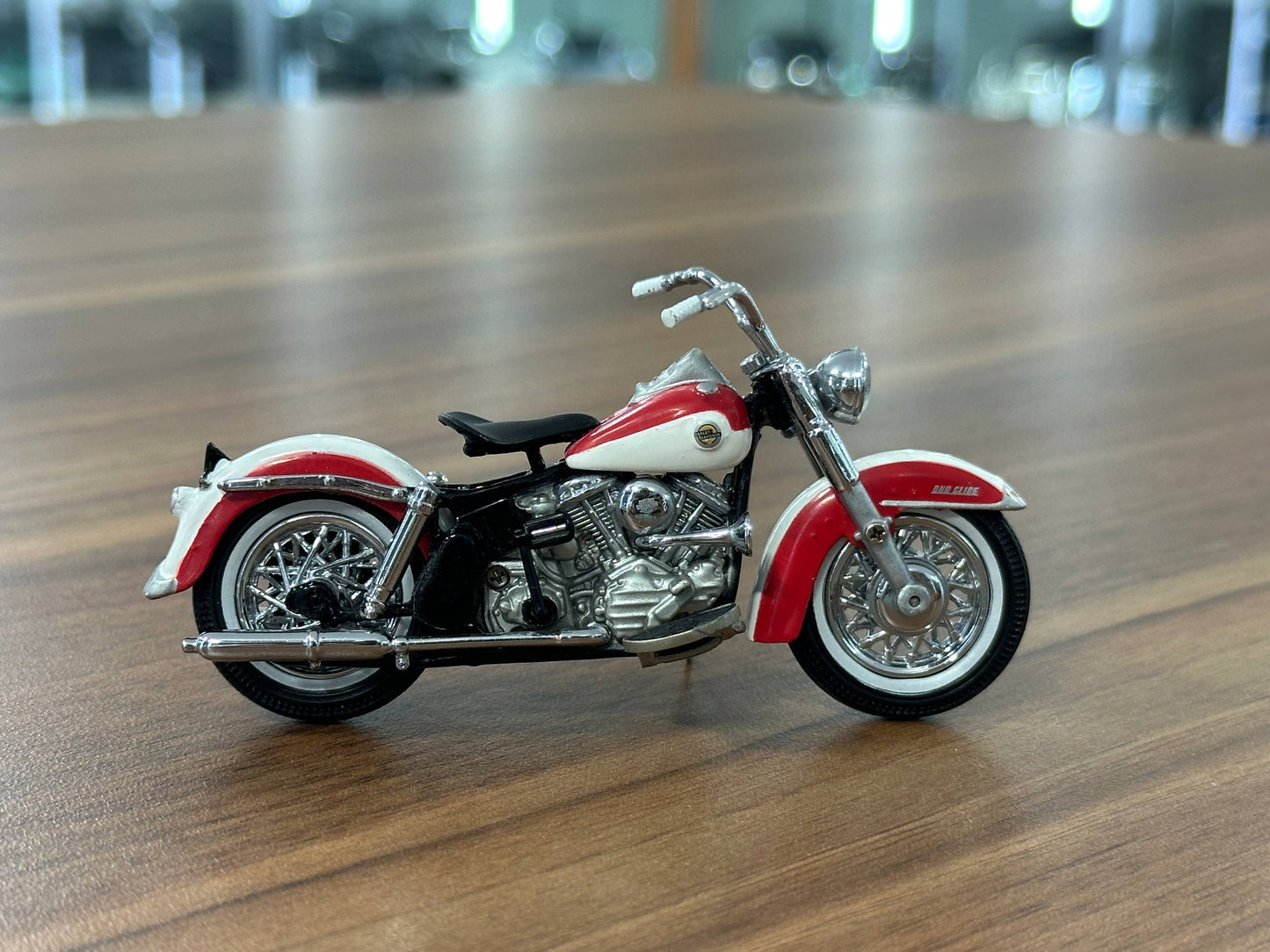 The Franklin Mint Harley Davidson Duo-Glide 1958 – Red and White – 1:24 Diecast Model (Full opening)
