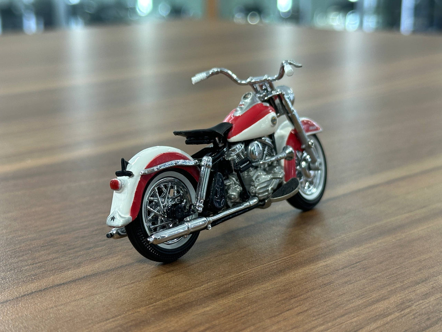 The Franklin Mint Harley Davidson Duo-Glide 1958 – Red and White – 1:24 Diecast Model (Full opening)