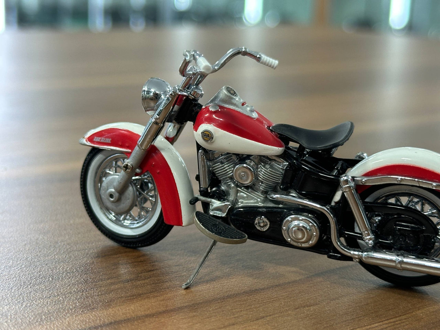 The Franklin Mint Harley Davidson Duo-Glide 1958 – Red and White – 1:24 Diecast Model (Full opening)