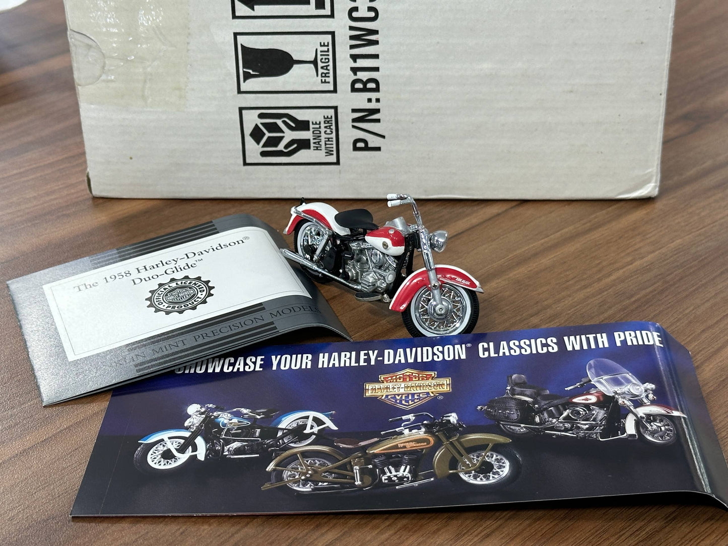 The Franklin Mint Harley Davidson Duo-Glide 1958 – Red and White – 1:24 Diecast Model (Full opening)