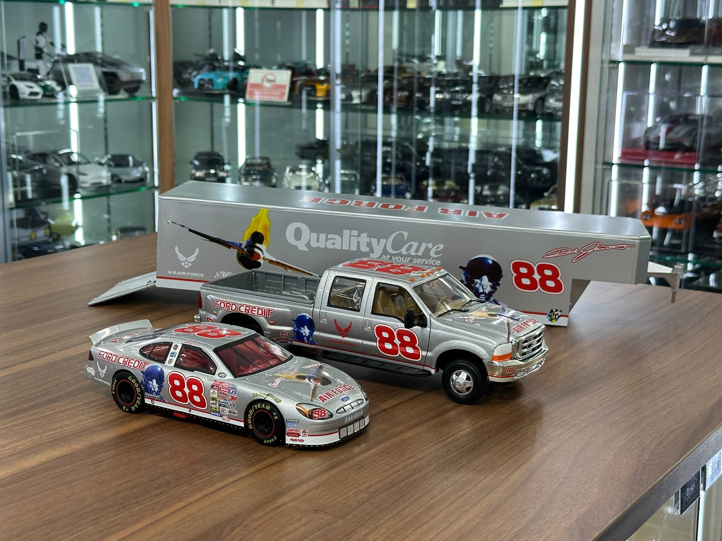 Brookfield Collectors Guild NASCAR Ford Taurus & Ford F‑350 Crew Cab 1998 – Dale Jarrett #88 US Air Force Tribute Stock Car & Trailer – 1:24 Diecast Model (Full Opening, Limited Edition)