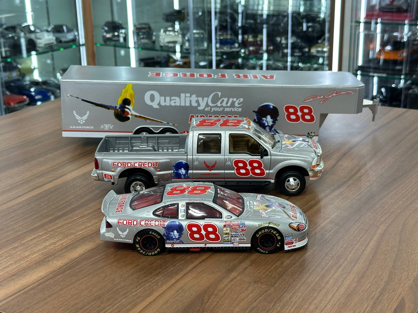 Brookfield Collectors Guild NASCAR Ford Taurus & Ford F‑350 Crew Cab 1998 – Dale Jarrett #88 US Air Force Tribute Stock Car & Trailer – 1:24 Diecast Model (Full Opening, Limited Edition)