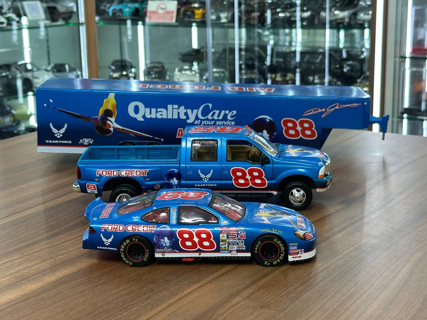 Brookfield Collectors Guild NASCAR Ford Taurus & Ford F‑350 Crew Cab 1998 – Dale Jarrett #88 US Air Force Tribute Stock Car & Trailer – 1:24 Diecast Model (Full Opening, Limited Edition)