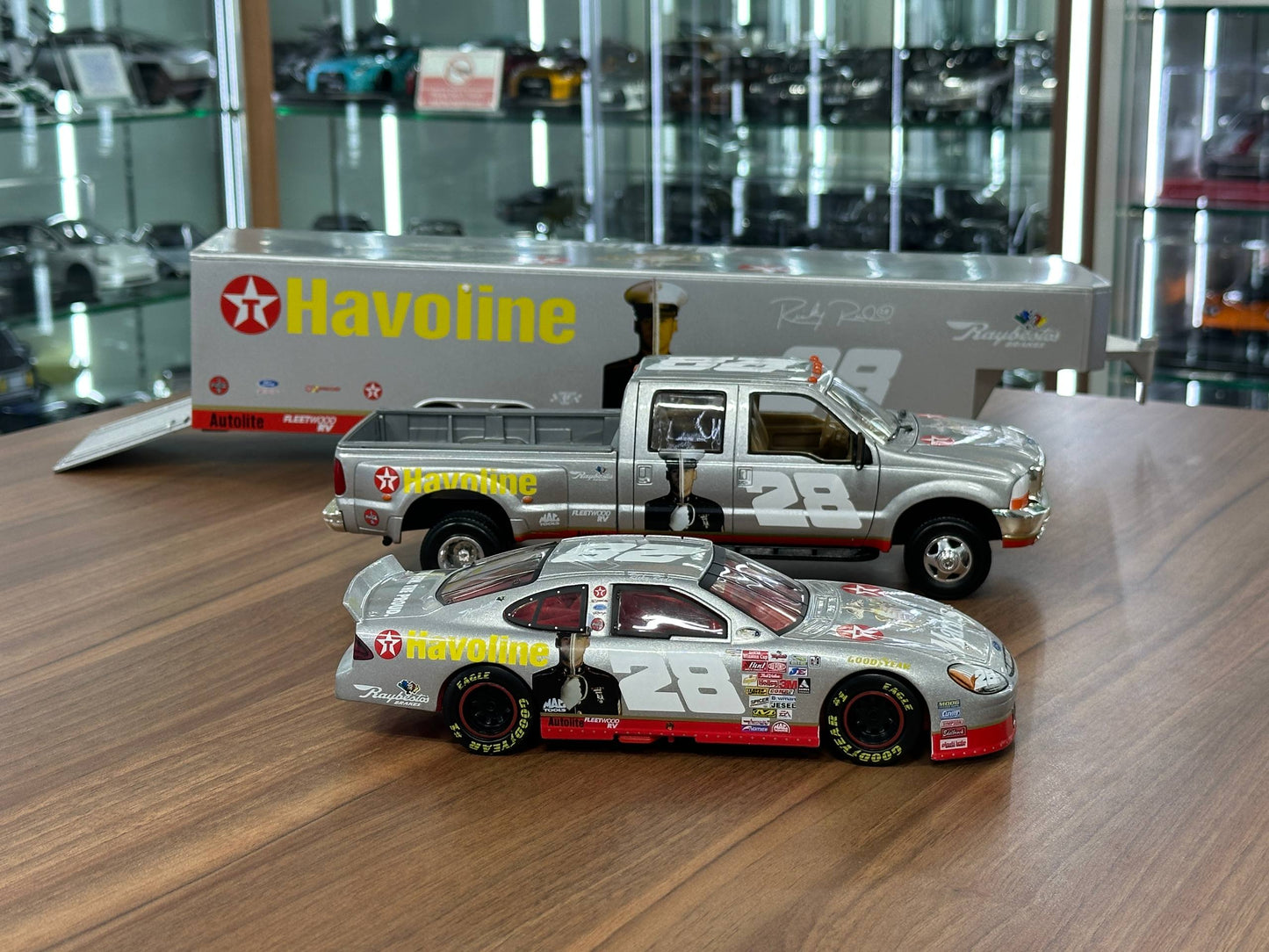 Brookfield Collectors Guild NASCAR Ford Taurus & Ford F‑350 Crew Cab 1998 – Ricky Rudd #28 US Marines Tribute Stock Car & Trailer – 1:24 Diecast Model (Full Opening, Limited Edition)