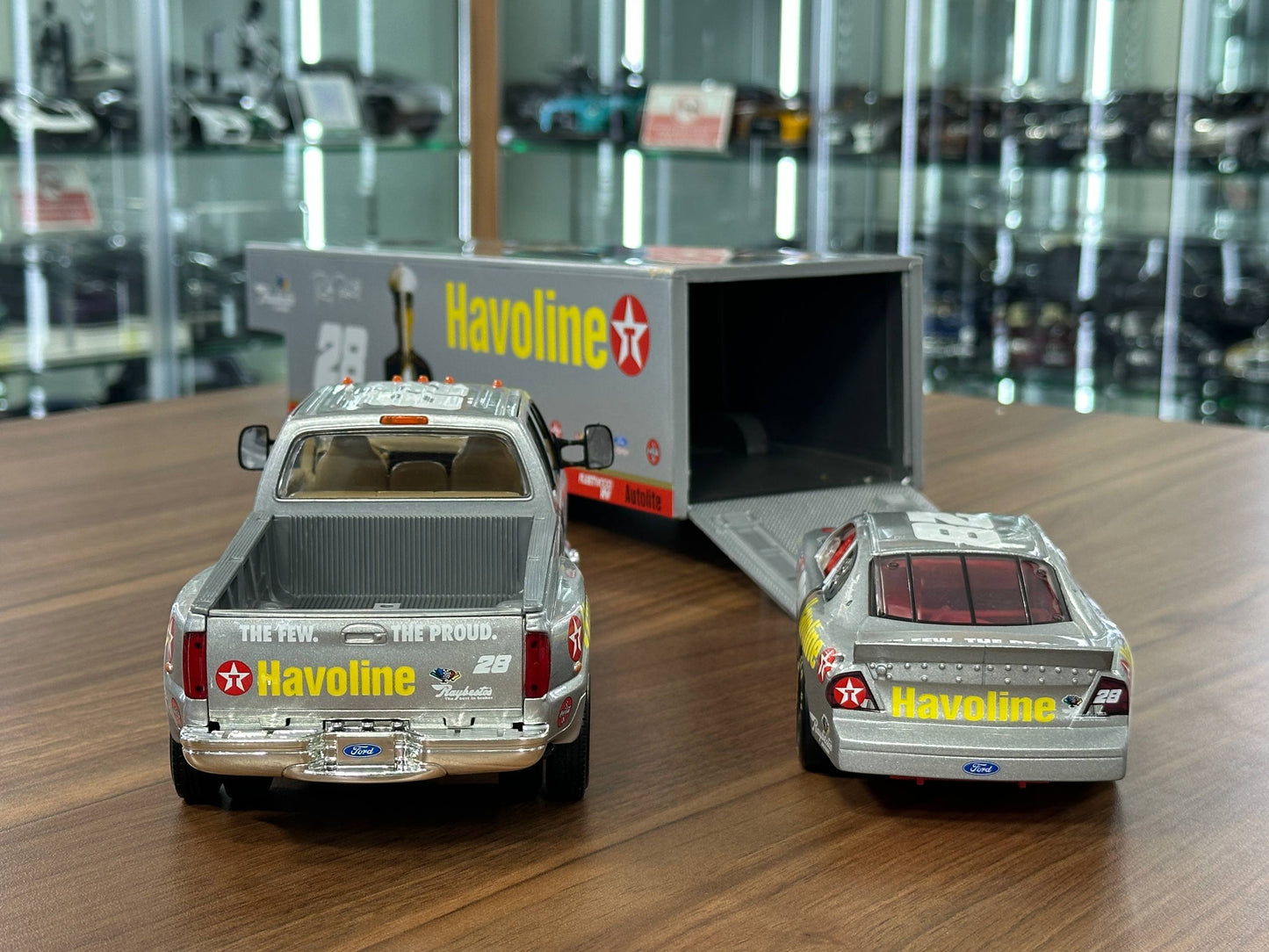 Brookfield Collectors Guild NASCAR Chevrolet Monte Carlo & Chevrolet Crew Cab 1994 – Dale Earnhardt #3 Stock Car, Crew Cab & Trailer – 1:24 Diecast Model (Full Opening, Limited Edition)
