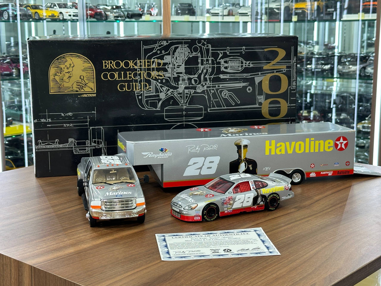 Brookfield Collectors Guild NASCAR Ford Taurus & Ford F‑350 Crew Cab 1998 – Ricky Rudd #28 US Marines Tribute Stock Car & Trailer – 1:24 Diecast Model (Full Opening, Limited Edition)