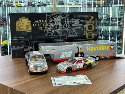 Brookfield Collectors Guild NASCAR Ford Taurus & Ford F‑350 Crew Cab 1998 – Ricky Rudd #28 US Marines Tribute Stock Car & Trailer – 1:24 Diecast Model (Full Opening, Limited Edition)