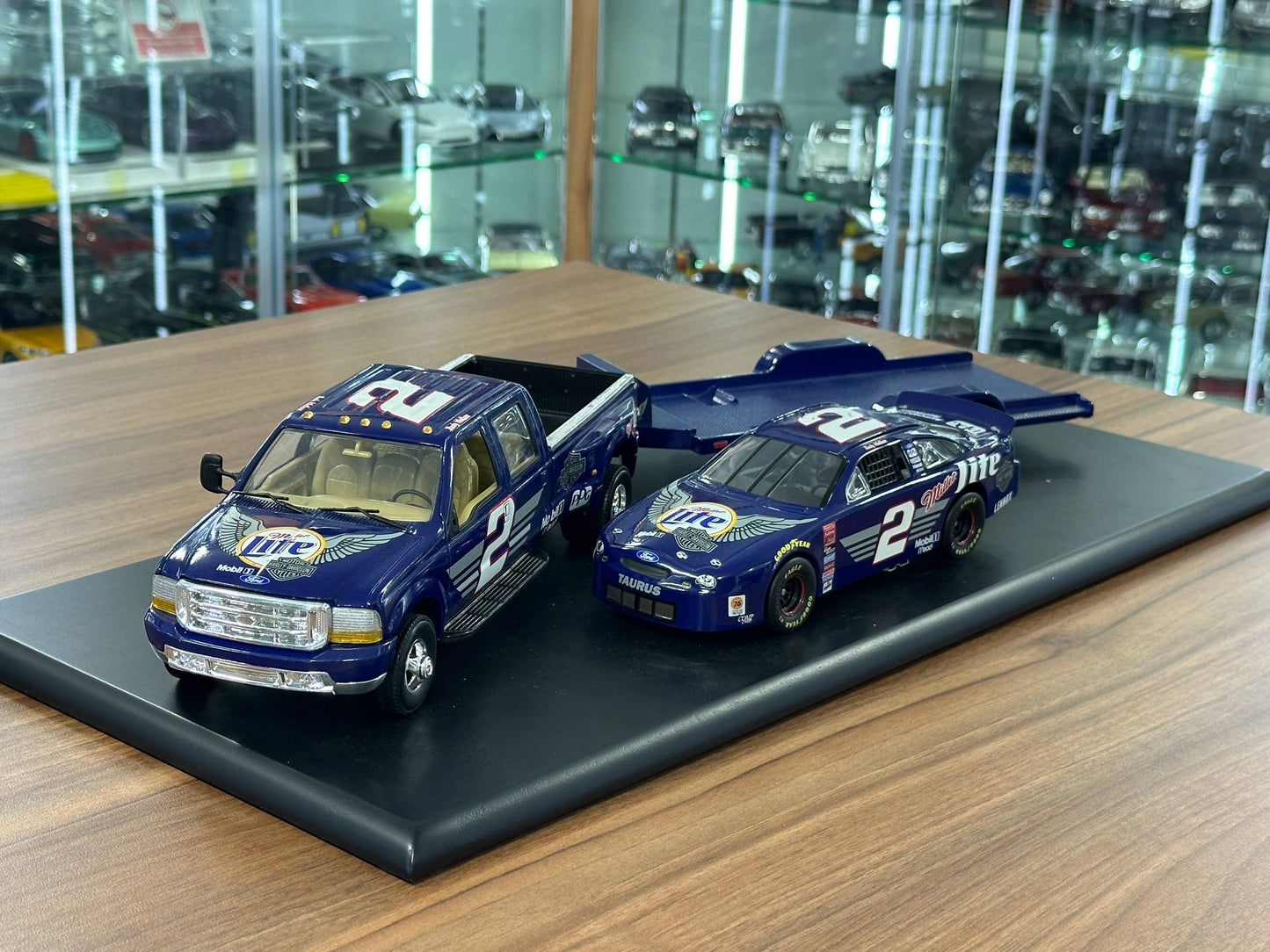 Brookfield Collectors Guild NASCAR Ford Taurus & Ford F‑350 Crew Cab 1998 – Racing Livery Crew Cab & Trailer #2 – 1:24 Diecast Model (Full Opening, Limited Edition)