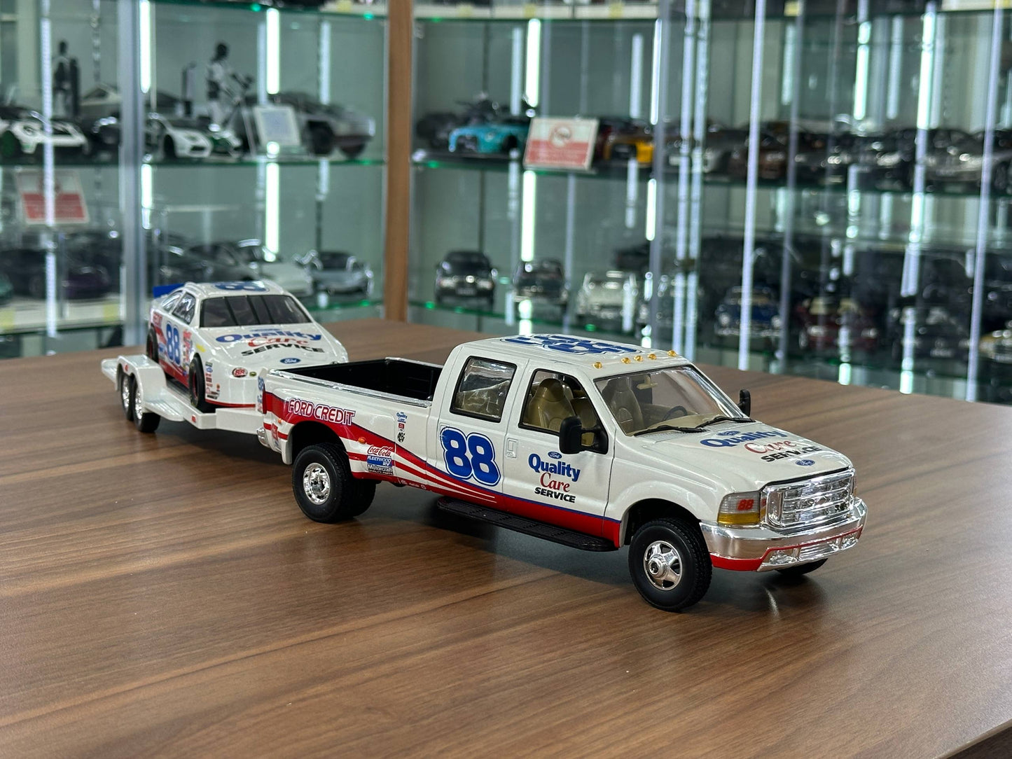 Brookfield Collectors Guild NASCAR Ford Taurus & Ford F‑350 Crew Cab 1998 – Racing Livery Crew Cab & Trailer #88 – 1:24 Diecast Model (Full Opening, Limited Edition)