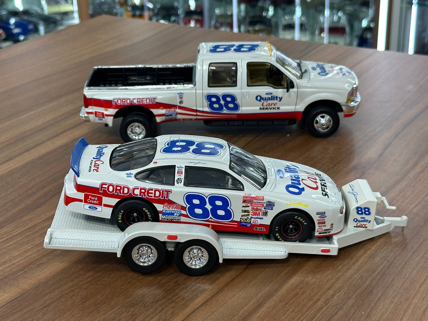 Brookfield Collectors Guild NASCAR Ford Taurus & Ford F‑350 Crew Cab 1998 – Racing Livery Crew Cab & Trailer #88 – 1:24 Diecast Model (Full Opening, Limited Edition)