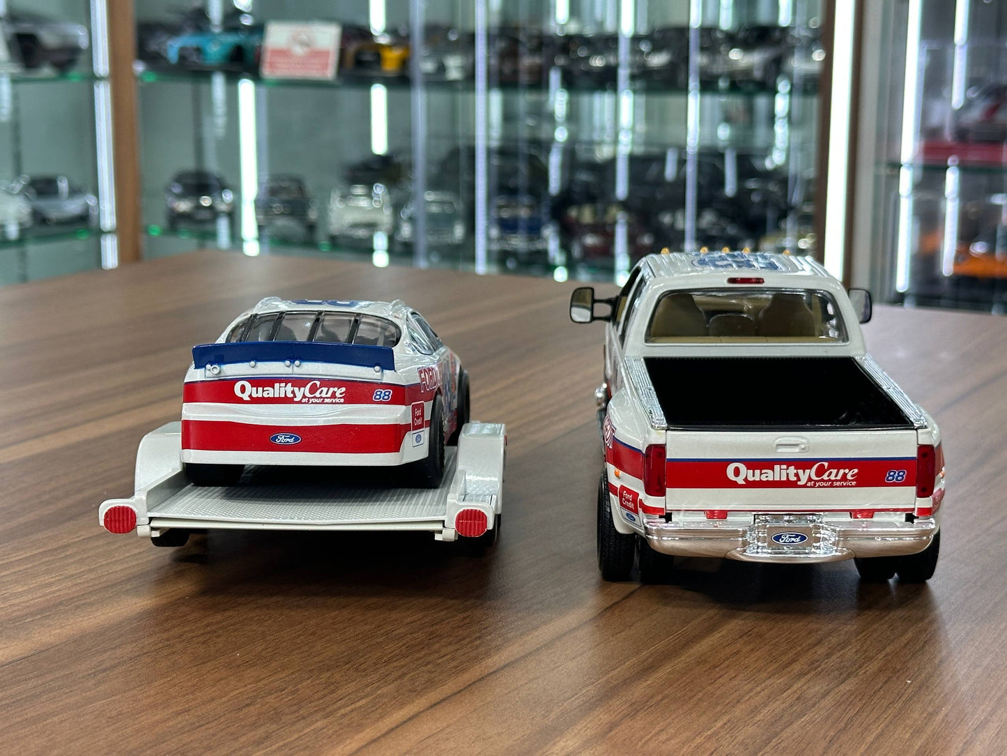 Brookfield Collectors Guild NASCAR Ford Taurus & Ford F‑350 Crew Cab 1998 – Racing Livery Crew Cab & Trailer #88 – 1:24 Diecast Model (Full Opening, Limited Edition)