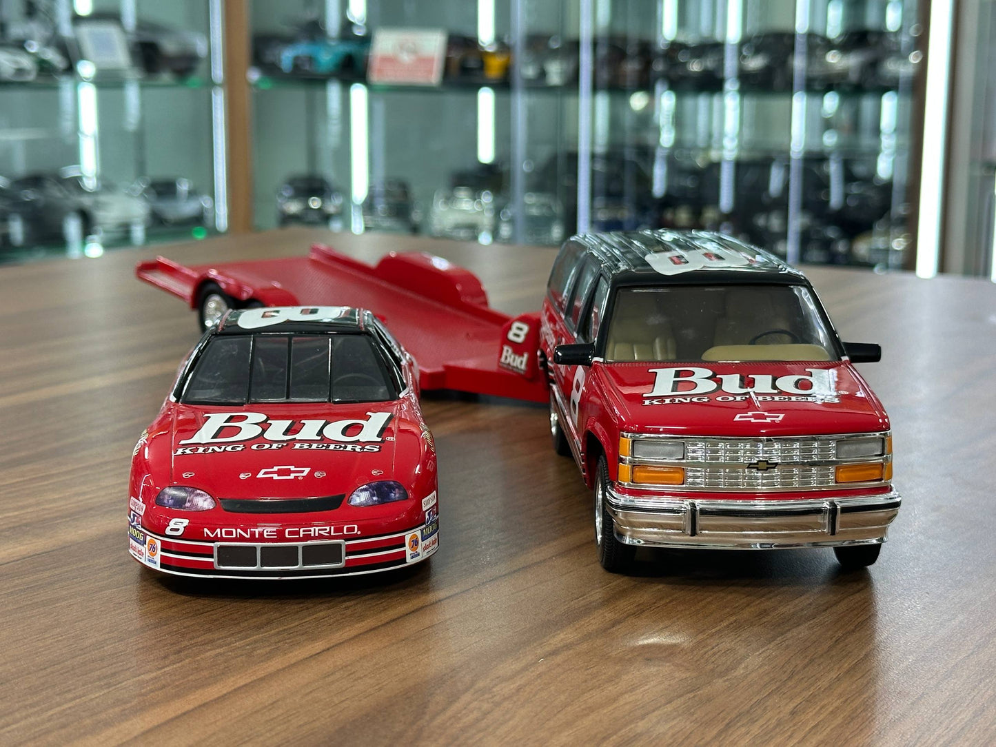 Brookfield Collectors Guild NASCAR Bud Slammed Suburban & Chevrolet Stock Car 1995–1994 – Racing Livery Crew Cab & Trailer #8 – 1:24 Diecast Model (Full Opening, Limited Edition)