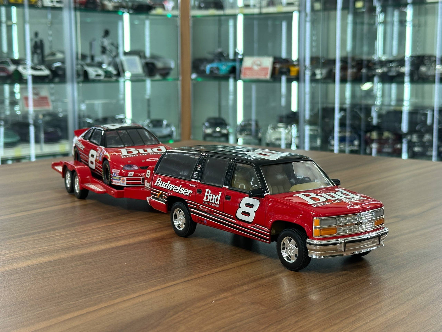 Brookfield Collectors Guild NASCAR Bud Slammed Suburban & Chevrolet Stock Car 1995–1994 – Racing Livery Crew Cab & Trailer #8 – 1:24 Diecast Model (Full Opening, Limited Edition)