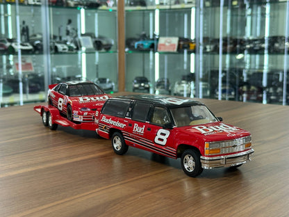 Brookfield Collectors Guild NASCAR Bud Slammed Suburban & Chevrolet Stock Car 1995–1994 – Racing Livery Crew Cab & Trailer #8 – 1:24 Diecast Model (Full Opening, Limited Edition)