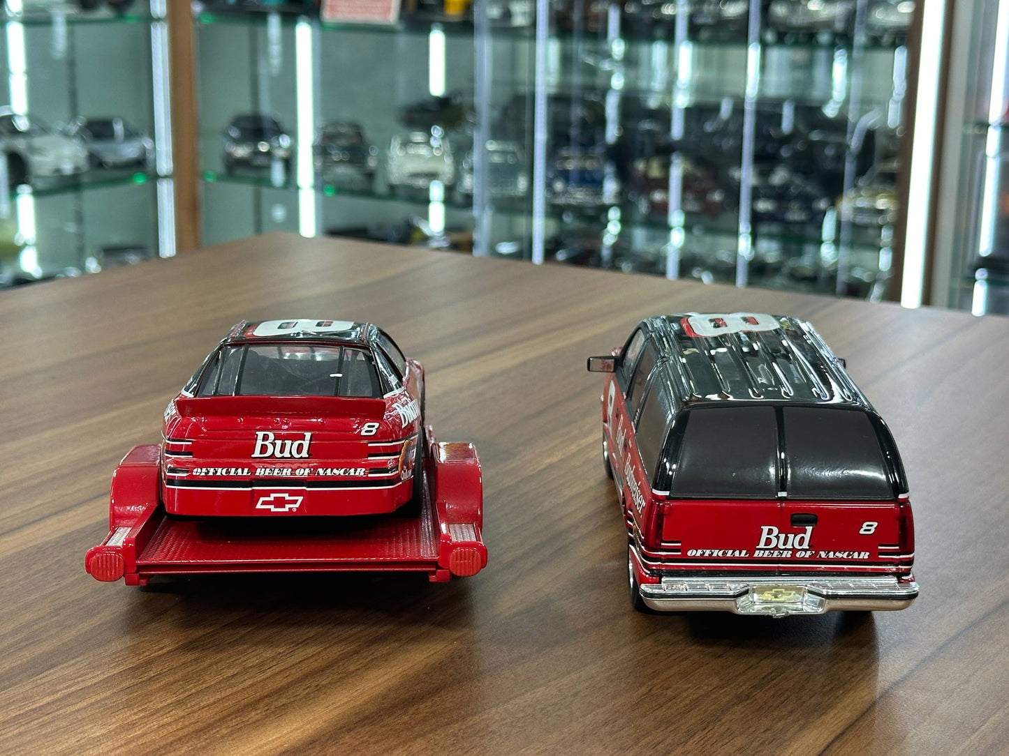 Brookfield Collectors Guild NASCAR Bud Slammed Suburban & Chevrolet Stock Car 1995–1994 – Racing Livery Crew Cab & Trailer #8 – 1:24 Diecast Model (Full Opening, Limited Edition)