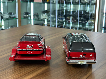 Brookfield Collectors Guild NASCAR Bud Slammed Suburban & Chevrolet Stock Car 1995–1994 – Racing Livery Crew Cab & Trailer #8 – 1:24 Diecast Model (Full Opening, Limited Edition)