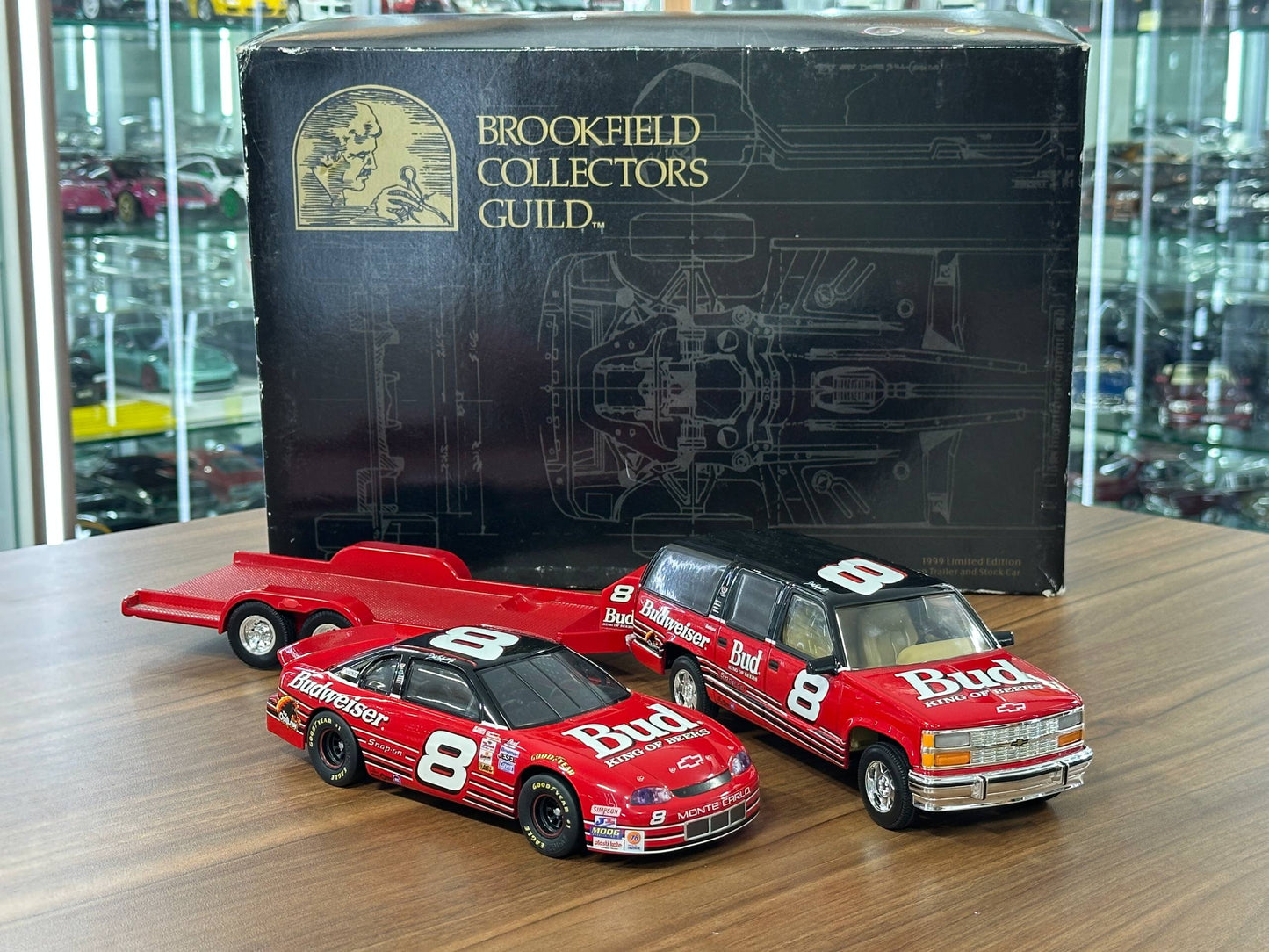 Brookfield Collectors Guild NASCAR Bud Slammed Suburban & Chevrolet Stock Car 1995–1994 – Racing Livery Crew Cab & Trailer #8 – 1:24 Diecast Model (Full Opening, Limited Edition)