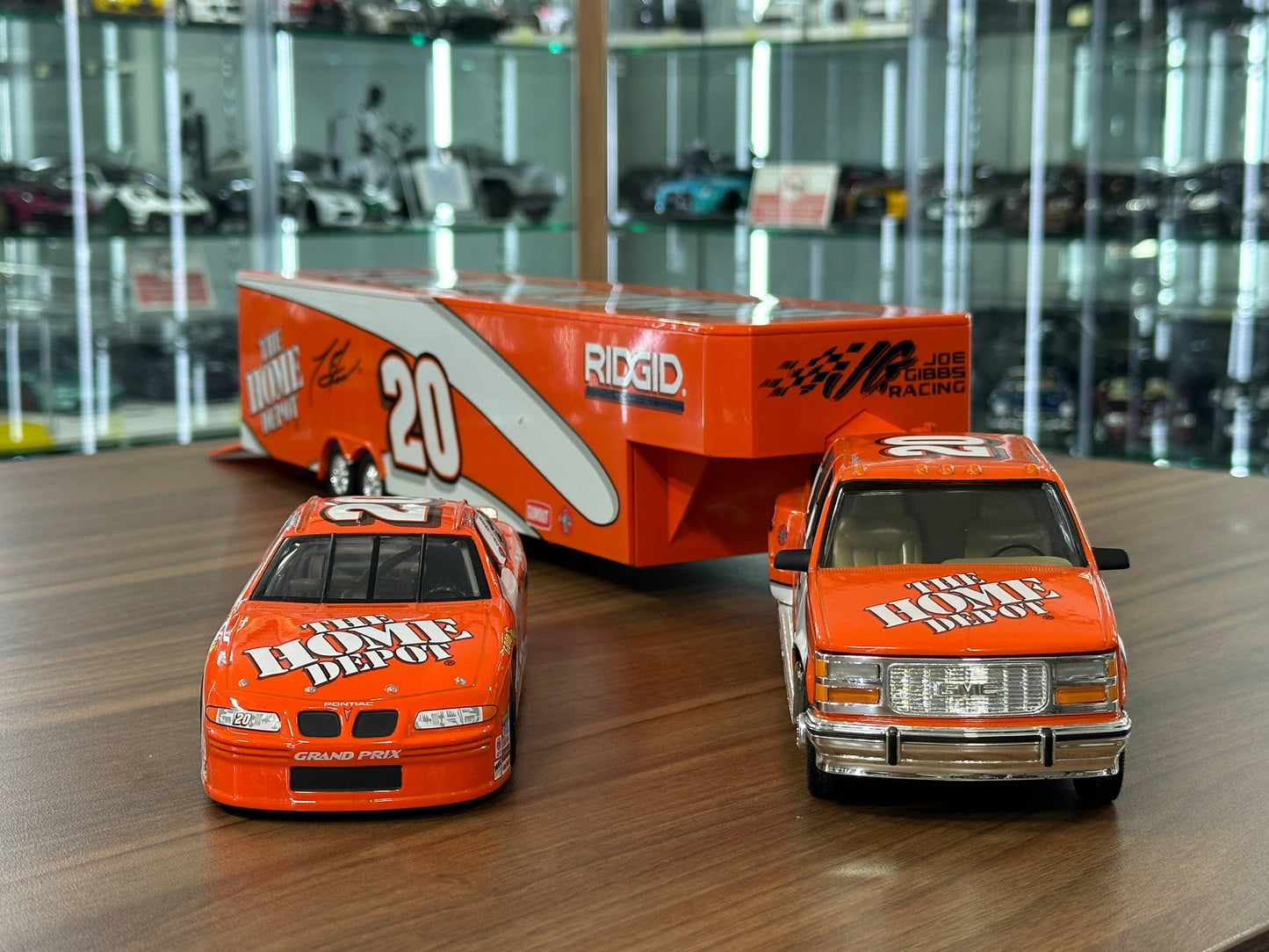 Brookfield Collectors Guild NASCAR Pontiac Grand Prix Race & GMC Crew Cab 1994 – Tony Stewart #20 The Home Depot Show Trailer & Stock Car – 1:24 Diecast Model (Full Opening, Limited Edition)