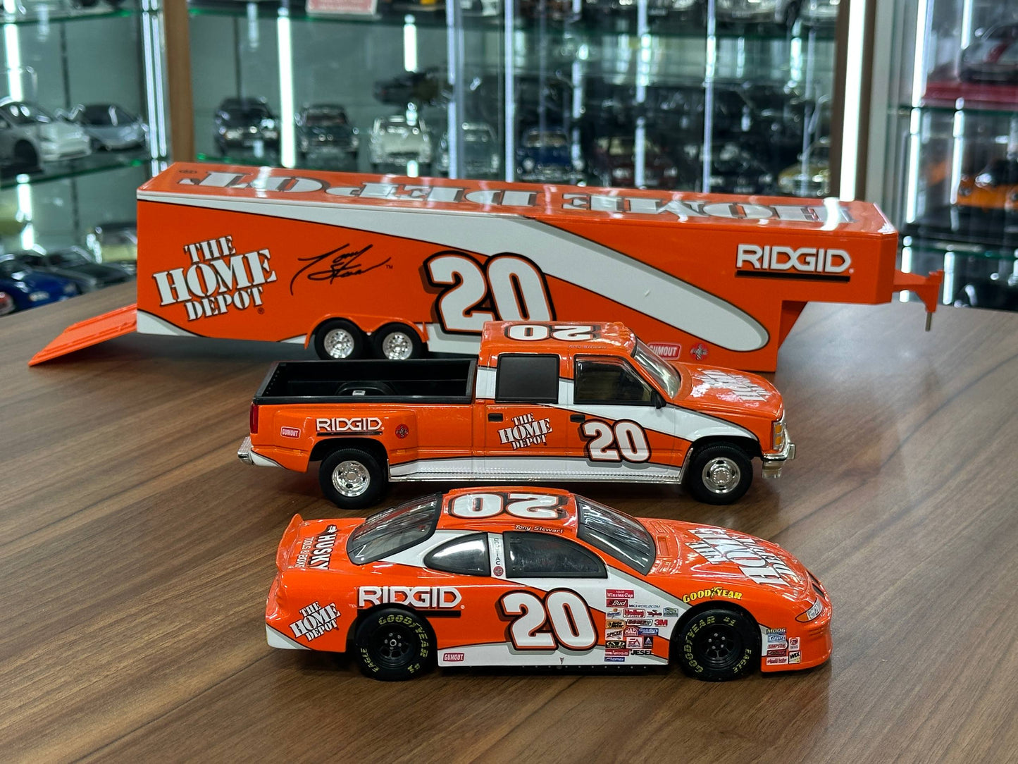 Brookfield Collectors Guild NASCAR Pontiac Grand Prix Race & GMC Crew Cab 1994 – Tony Stewart #20 The Home Depot Show Trailer & Stock Car – 1:24 Diecast Model (Full Opening, Limited Edition)