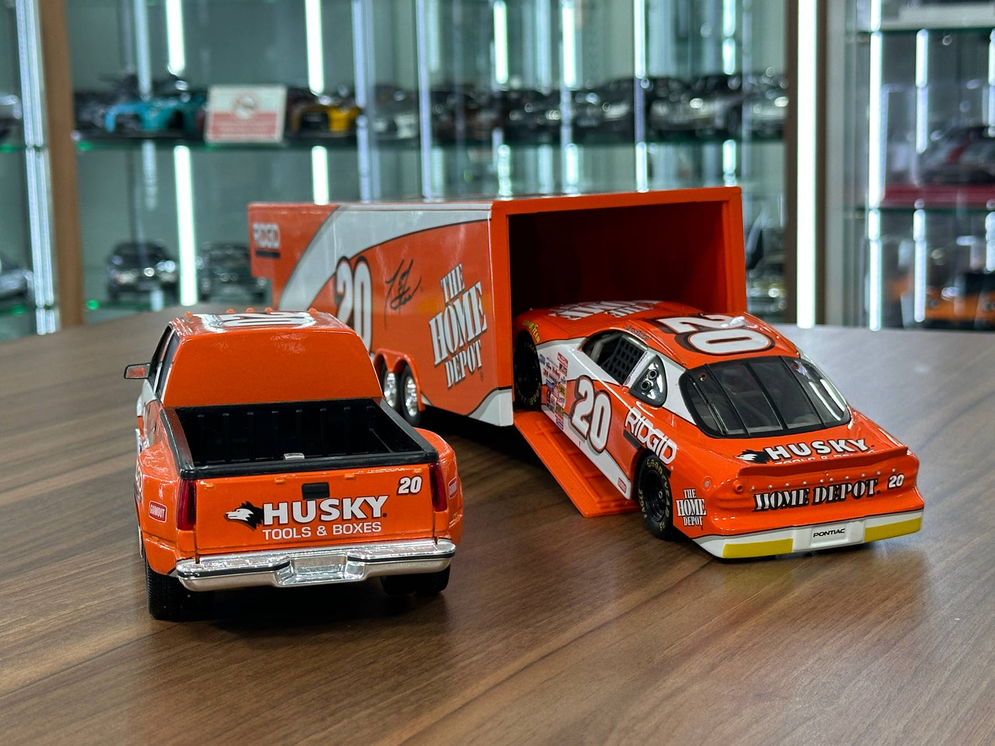 Brookfield Collectors Guild NASCAR Pontiac Grand Prix Race & GMC Crew Cab 1994 – Tony Stewart #20 The Home Depot Show Trailer & Stock Car – 1:24 Diecast Model (Full Opening, Limited Edition)