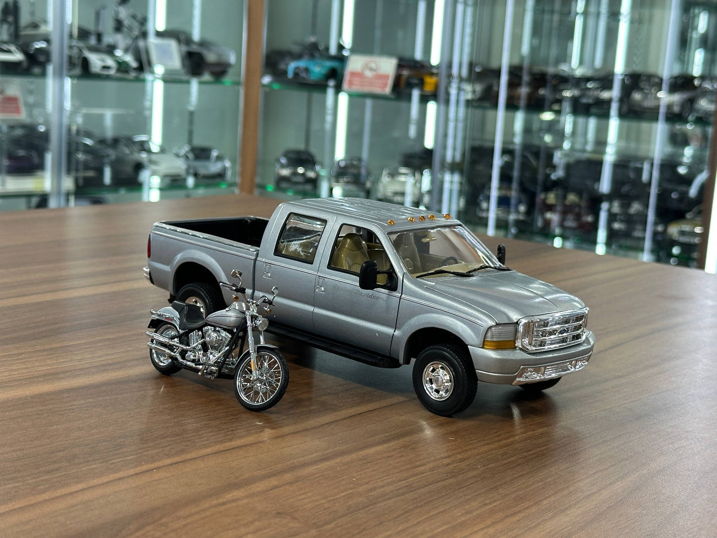 Action Racing Collectables Ford F‑250 2004 & Harley‑Davidson Bike – Silver – 1:24 Diecast Model (Full Opening, Limited Edition)