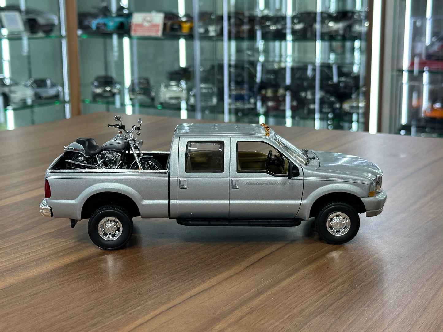Action Racing Collectables Ford F‑250 2004 & Harley‑Davidson Bike – Silver – 1:24 Diecast Model (Full Opening, Limited Edition)